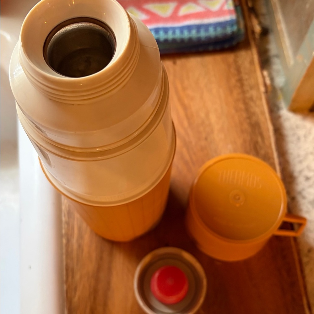 1970,s Vintage mustard Thermos brand vacuum bottle, model P-2202 Canadian - Picture 6 of 6